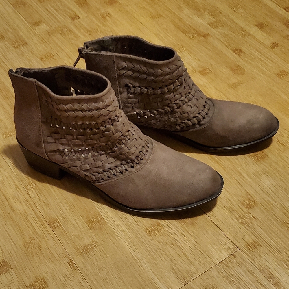NWOB Diba Lee faux suede ankle booties